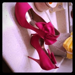 Pink platform pumps